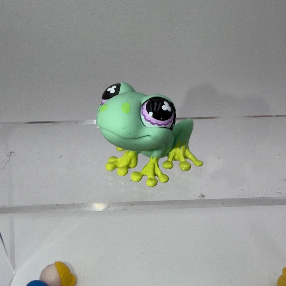 Littlest Pet Shop Frog - #479 - 2007 - Green w neon green feet & purple eyes